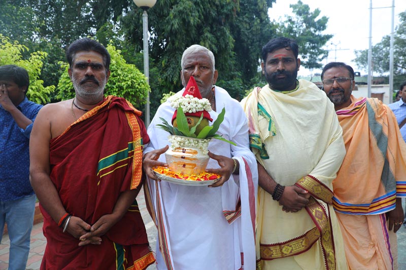Sri Mulugu Ramalingeshwara Varaprasad Siddhanti was honoured with Jyotishyasastra Vignana Visharadha at Tummalapalli Kalakshetram, Vijayawada (27)